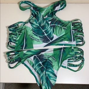Island pattern bikini! 🌴
